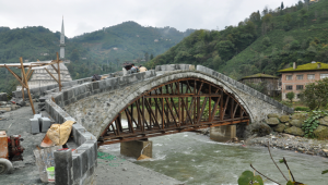 Rize'de Tarihi Kemer Köprü Çöktü