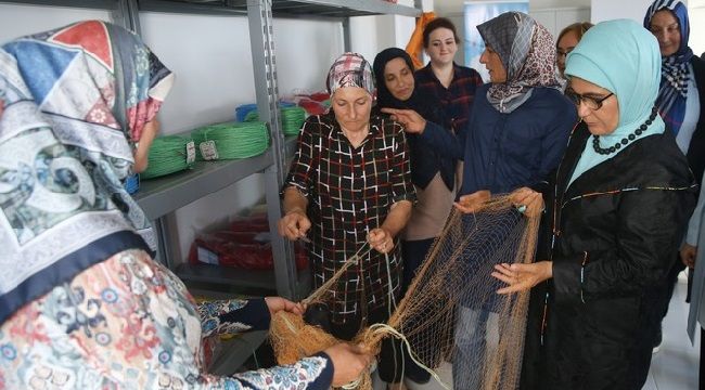 Emine Erdoğan Pazarlı balıkçı kadınları ziyaret etti