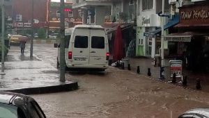 Sağanak Yağış Yolları Göle Çevirdi