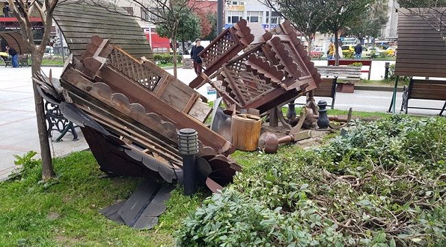 Pazar'da Şiddetli Rüzgâr Serender'i Yerinden Söktü!