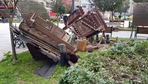 Pazar'da Şiddetli Rüzgâr Serender'i Yerinden Söktü!