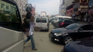 Duyarsızlık Kaldırım Önlerini Oto Park Haline Getirdi