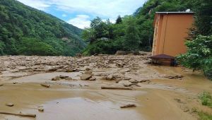Rize'de sağanak sonrası sel; yol ulaşıma kapandı