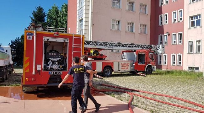 Rize Pazar Fen Lisesinin Çatısında Yangın