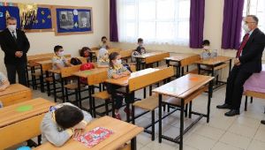 Vali Çeber, Yüz Yüze Eğitimin İlk Günü Öğrencileri Yalız Bırakmadı