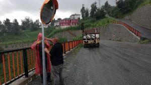 Rize'de Köy Yollarına 180 Derece Aynalar Takılıyor