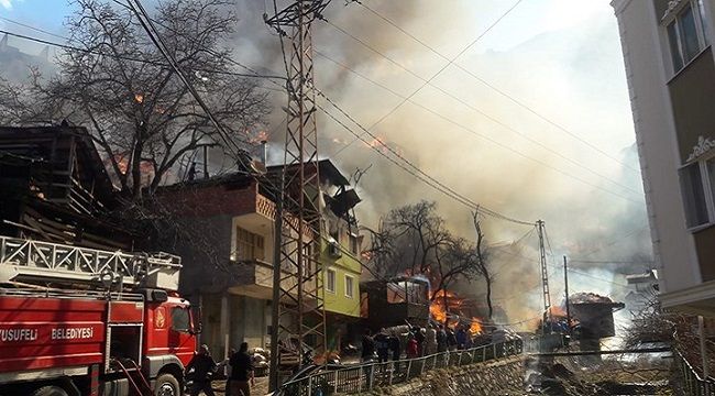 Yusufeli'nde 50'ye Yakın Ev Yandı