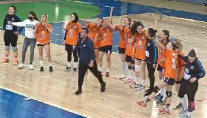 Olimpik Pazar SK Kadın Hentbol Takımı Kazanıyor