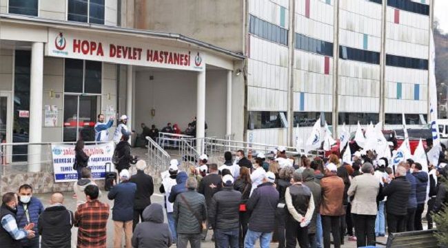 Hopa'da Sağlık Emekçileri Açıklama Yaptı