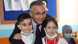 Vali Çeber, Öğrencilerin Karne Heyecanı Paylaştı