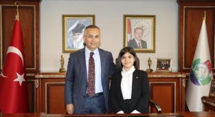 Vali Çeber, Makamını Vakıflar İlkokulu Öğrencisi Berrak Su Bulut'a Bıraktı