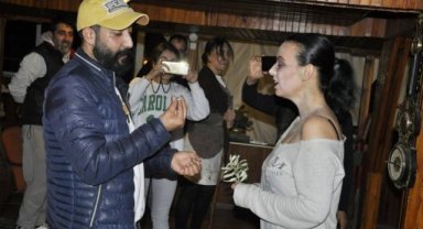 Yönetmenden Başrol Oyuncusuna Film Setinde Evlenme Teklifi