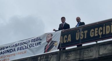 CHP’li Vekil “AKP Pankartı” Astı!