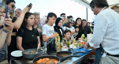 Türk Somon Festivali'nde 1 Ton Hamsi Yediler