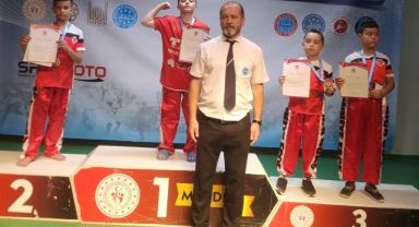 Rizeli M. Sıraç Öksüz Kick Boksta Türkiye Şampiyonu Oldu