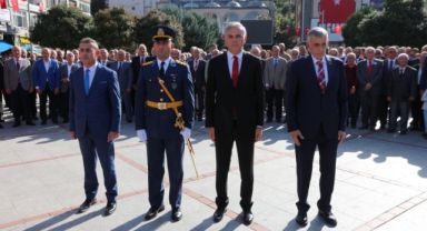 Pazar'da Cumhuriyet'in 100. Yılı Çelenk Sunumuyla Başladı