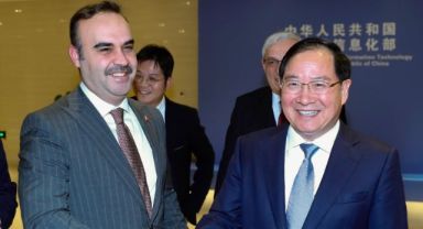 Bakan Kacır Çin'li Mevkidaşlarıyla Bir Araya Geldi. Çin Ziyaretinde Gündem: Elektrikli Araç ve Batarya