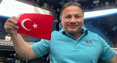 Alper Gezeravcı Dünyaya Döndü