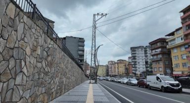 Rize’de Görme Engelli Yolunda Direk Engeli