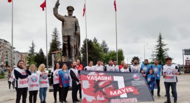 Rize Eğitim İş Sendikası 1 Mayıs'ı Atatürk Anıtı Önünde Kutladı