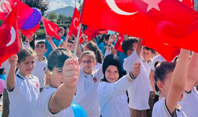 Rize’de Eğitim Öğretim Yılının Çay İlk Okulundaki 2. Dönem Açılışına Milli Eğitim Müdürü AKMEŞE Katıldı 